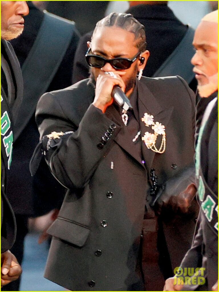 kendrick-lamars-bold-super-bowl-halftime-show-a-fusion-of-music-and-meaning