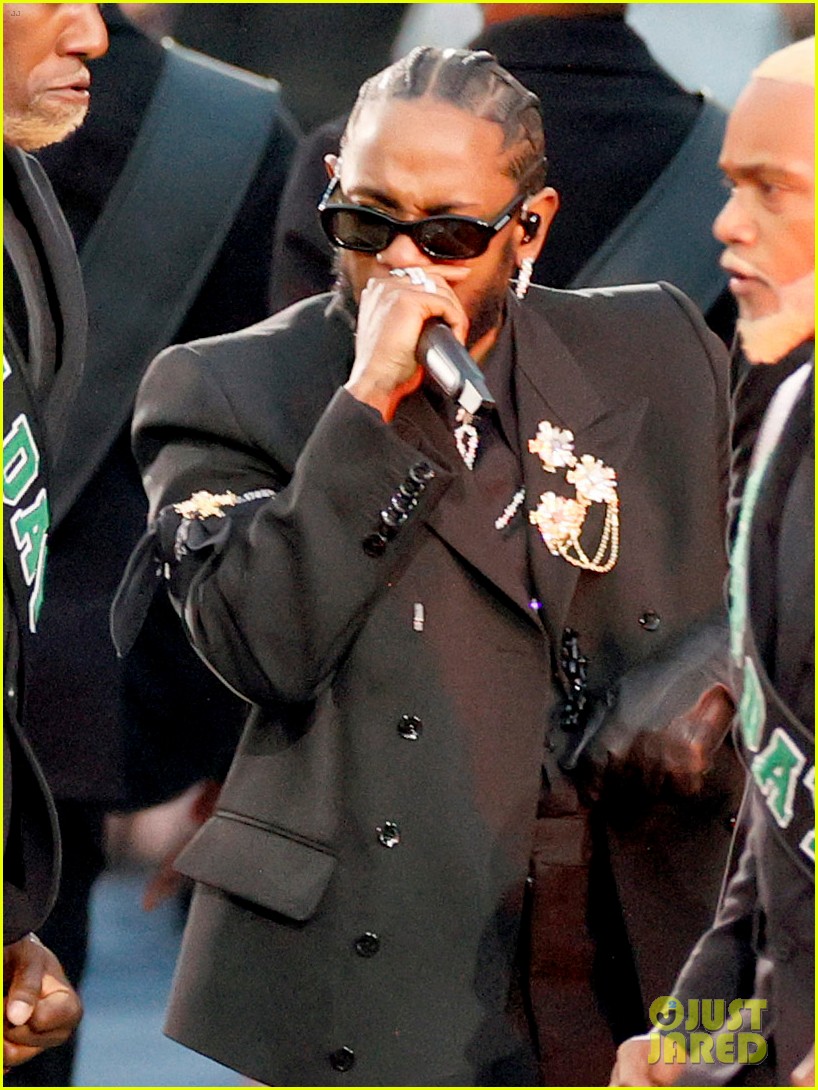 kendrick-lamars-bold-super-bowl-halftime-show-a-fusion-of-music-and-meaning