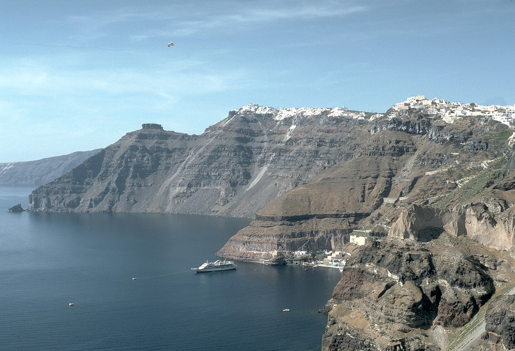 santorinis-earthquake-swarm-volcanic-concerns-ignite-fear-and-resilience